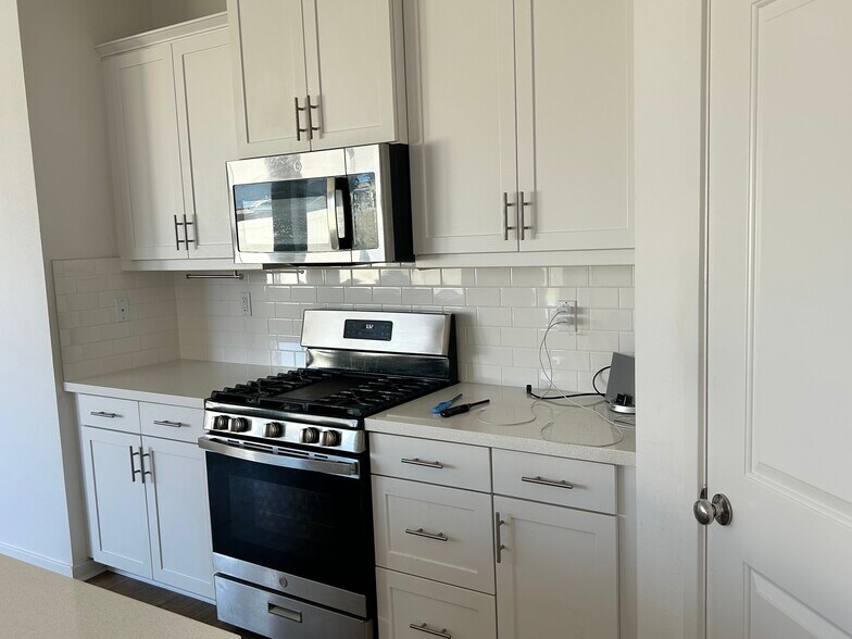 Stove and cabinets - 36966 Arezzo Ct