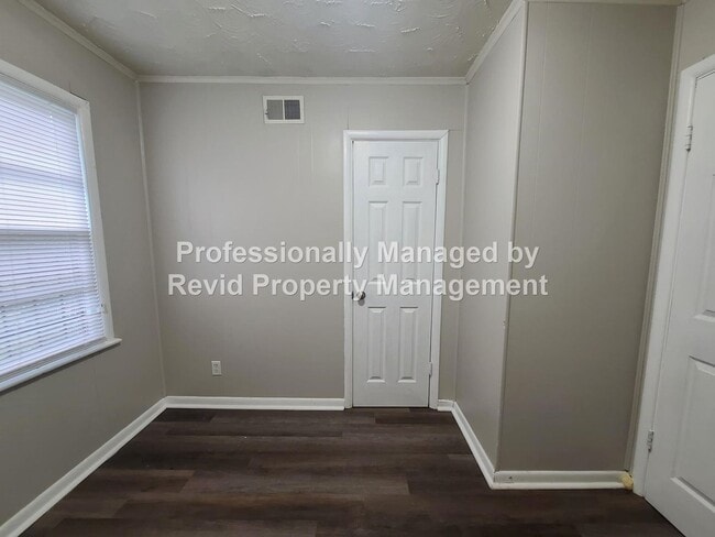 Building Photo - 744 Lester St