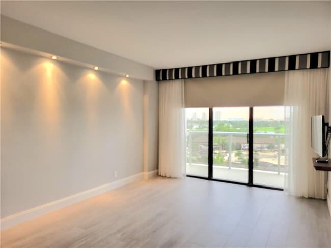 Building Photo - 20281 E Country Club Dr