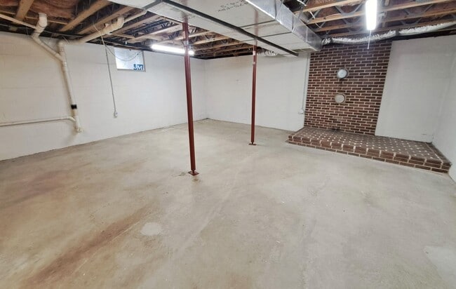 Building Photo - 3 Bed / 1-1/5 Bath Single Family Home w/Attached 2-Car Garage
