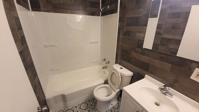 Building Photo - 2-bedroom, newly remodeled home on Flint's Southwest side.