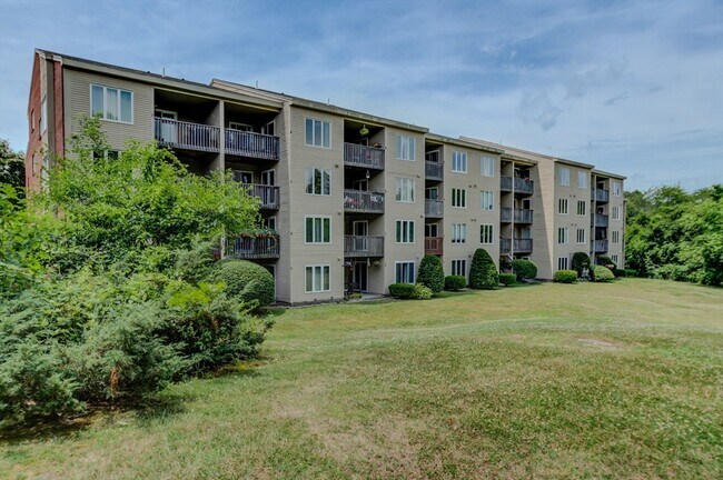 Building Photo - 4 Duck Pond Rd