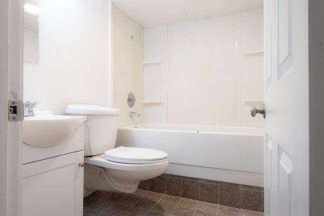 Building Photo - Diamond in the rough! Newly renovated interior - 5 Bed 2 Bath!