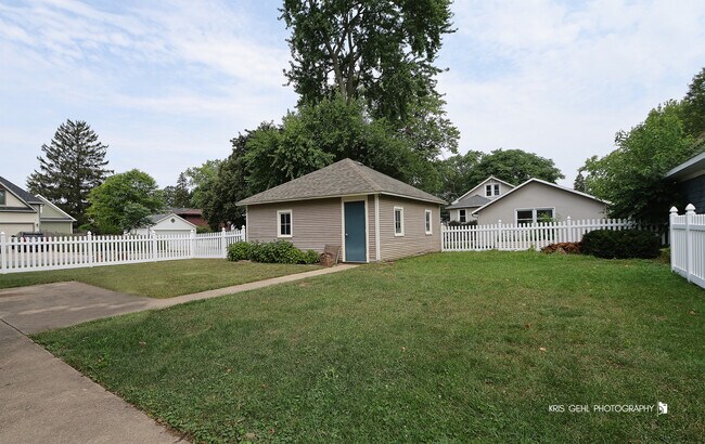 Building Photo - 324 W Slade St