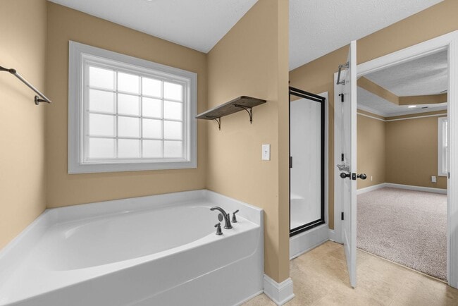 Building Photo - Three Bedroom with Bonus!