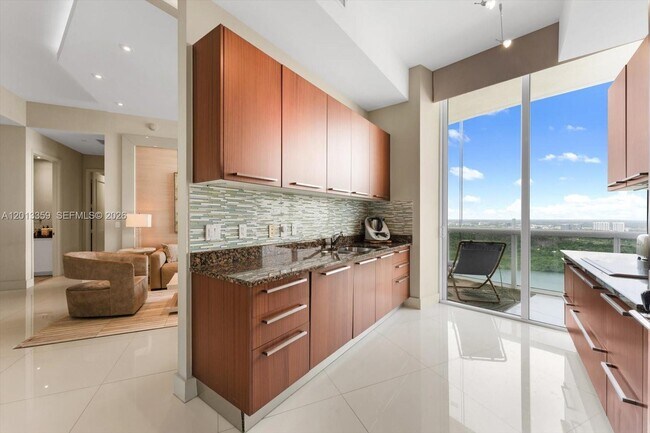 Building Photo - 15811 Collins Ave