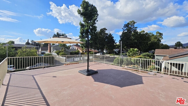 Building Photo - 302 N Griffith Park Dr