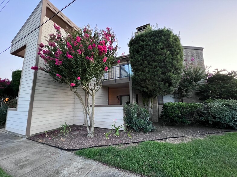 Primary Photo - 7076 N Holiday Dr