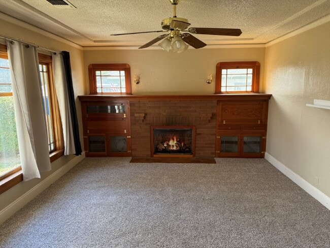 Building Photo - Rare 2 Bedroom Home Downtown Dixon *Star R...