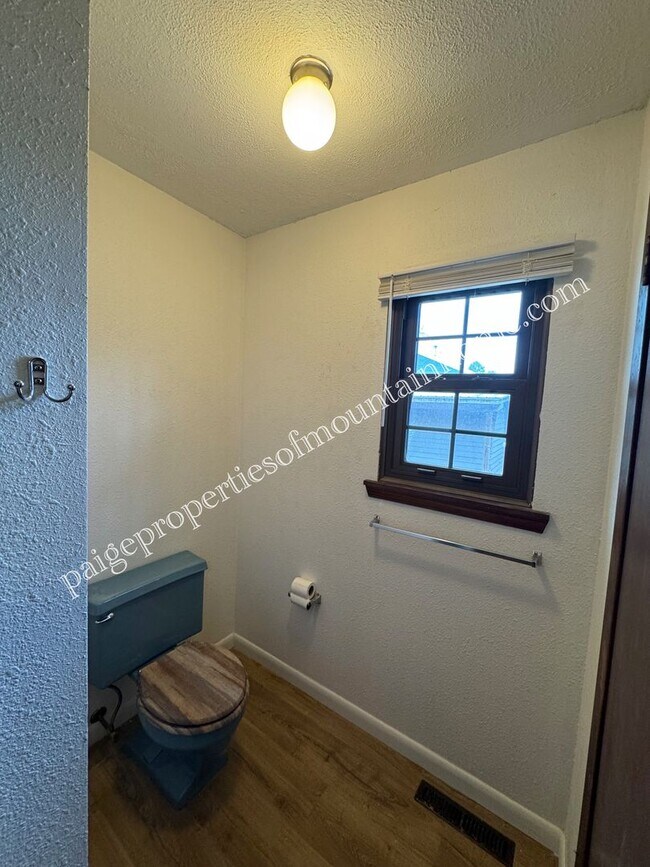 Building Photo - 3 Bedroom, 1 Bath Home on a Corner Lot