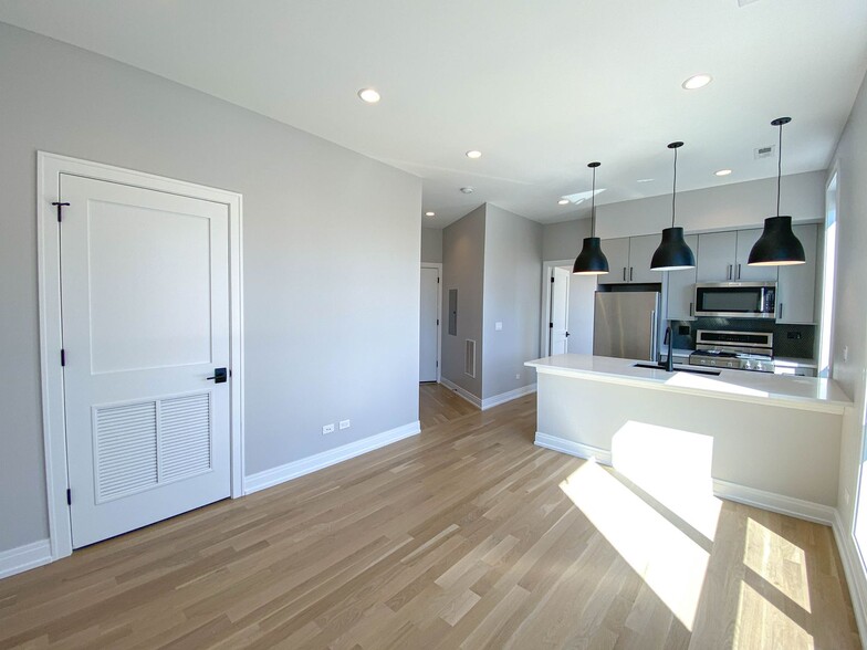 Building Photo - 1060 W Cornelia Ave