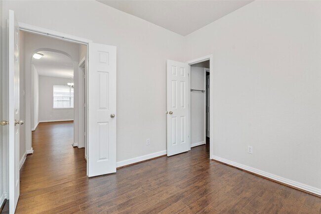 Building Photo - 407 Livingstone Ln