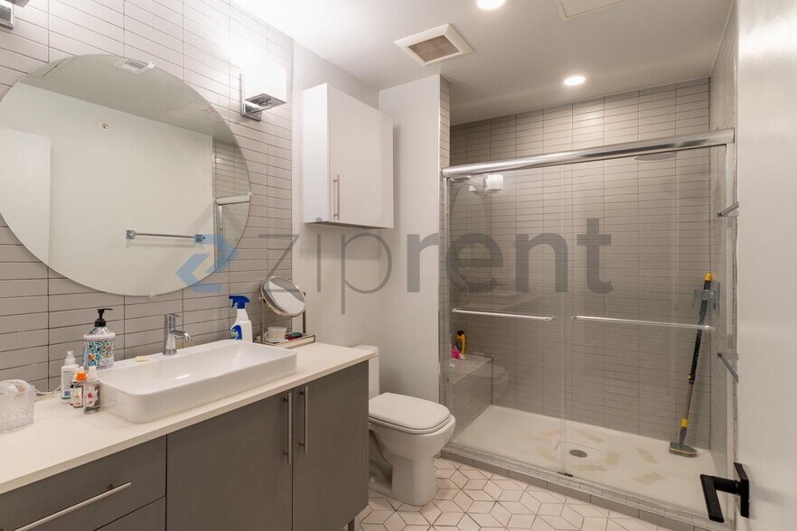Building Photo - Unit 302