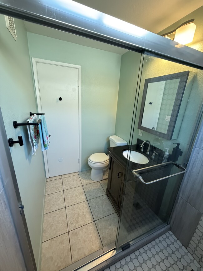 Building Photo - 618 Clubhouse Ave