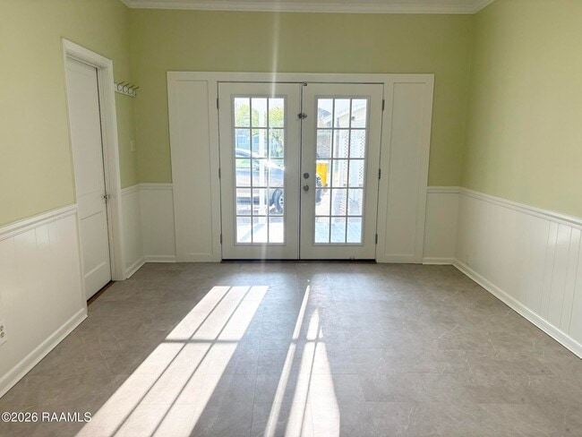 Building Photo - 208 St Anne St