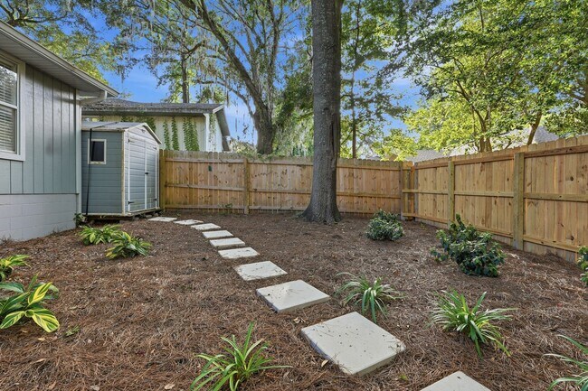 Building Photo - Wellington Place 3 Bedroom 2 Bath