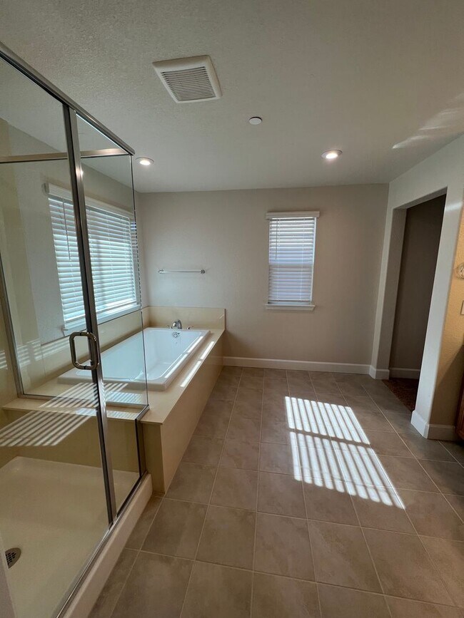 Building Photo - Newer 4 Bedroom Solar Home in Rocklin! Eas...