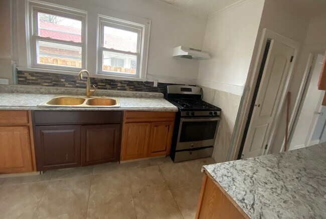 Building Photo - 70 Forest Row