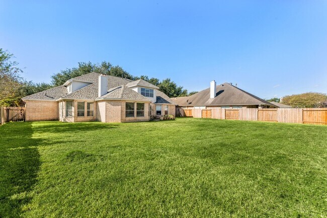Building Photo - 14910 Lake Woodbridge Ct