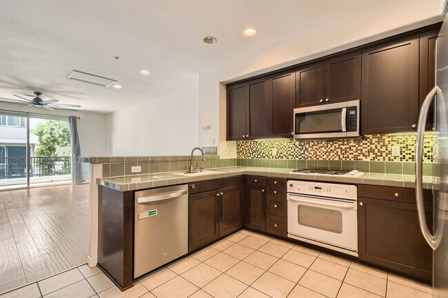 Building Photo - Stylish 2Bd + Den/Office - Townhome in Prime Central SD – Near Convoy District, Bases & Freeways