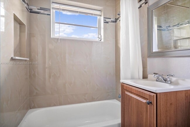 Building Photo - 1060 NE 166th St