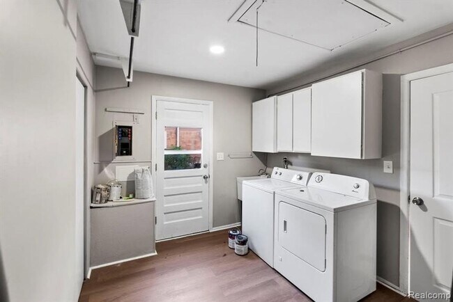 Building Photo - Gorgeous Madison Heights Gem!