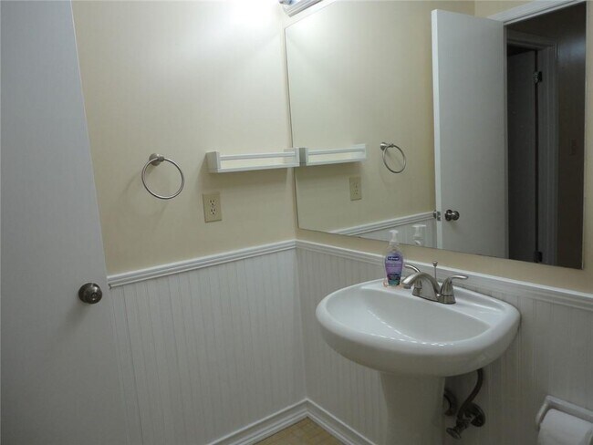 Building Photo - 403 Northdale Ct
