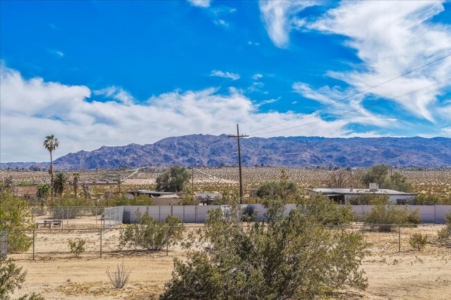 Building Photo - 2 Bedroom Home on 1.8 Acre Lot