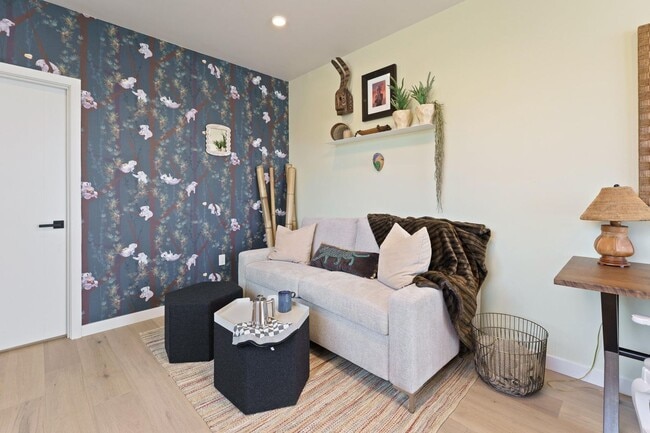 Building Photo - 4Bed 3.5 Bath - Views - Studio