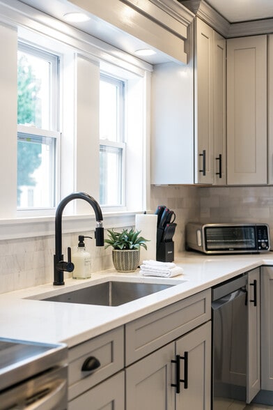 Building Photo - 431 E Summer St