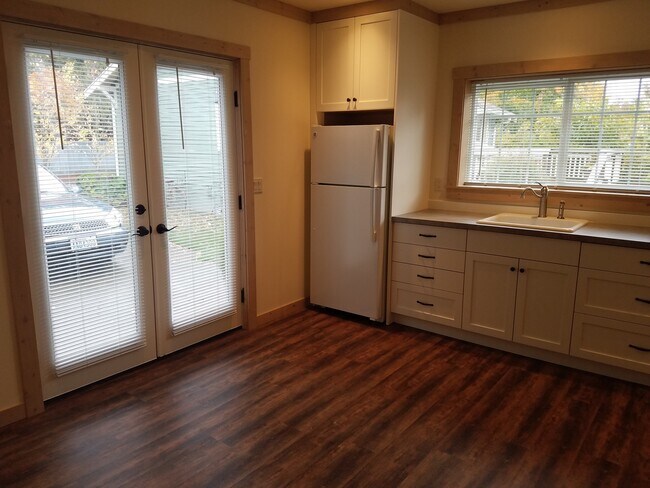 Building Photo - Studio Apartment in Poulsbo - All Utilitie...