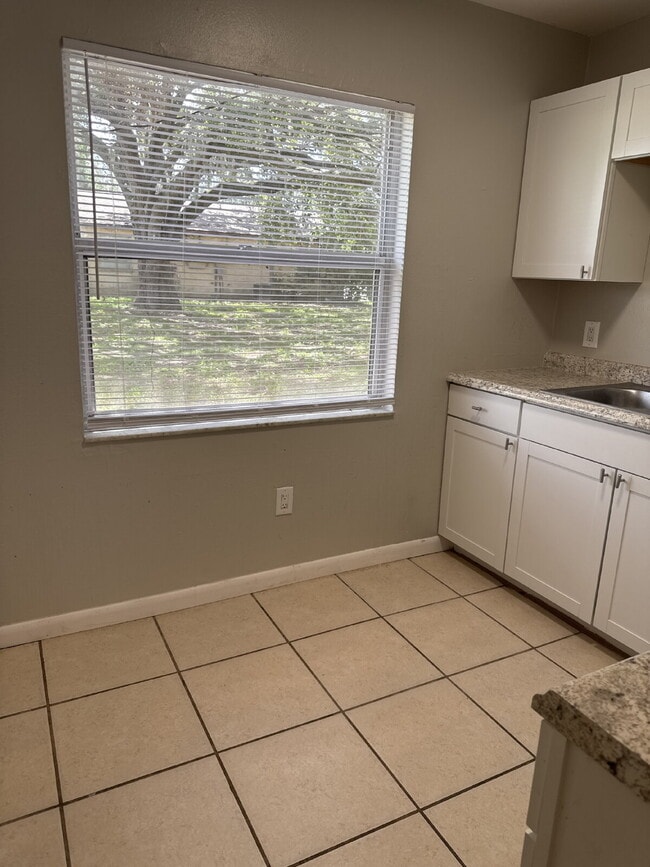 Building Photo - 2 bedroom 1 bath available immediately