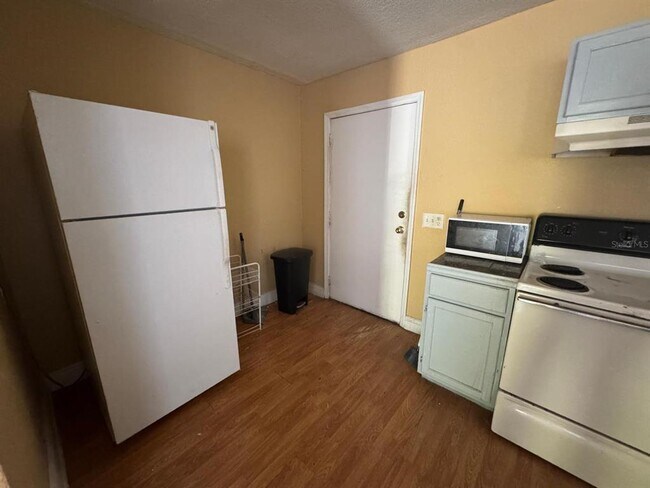 Building Photo - 140 E 12th St