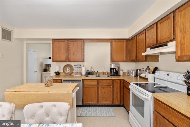 Building Photo - 208 N Rappahannock St