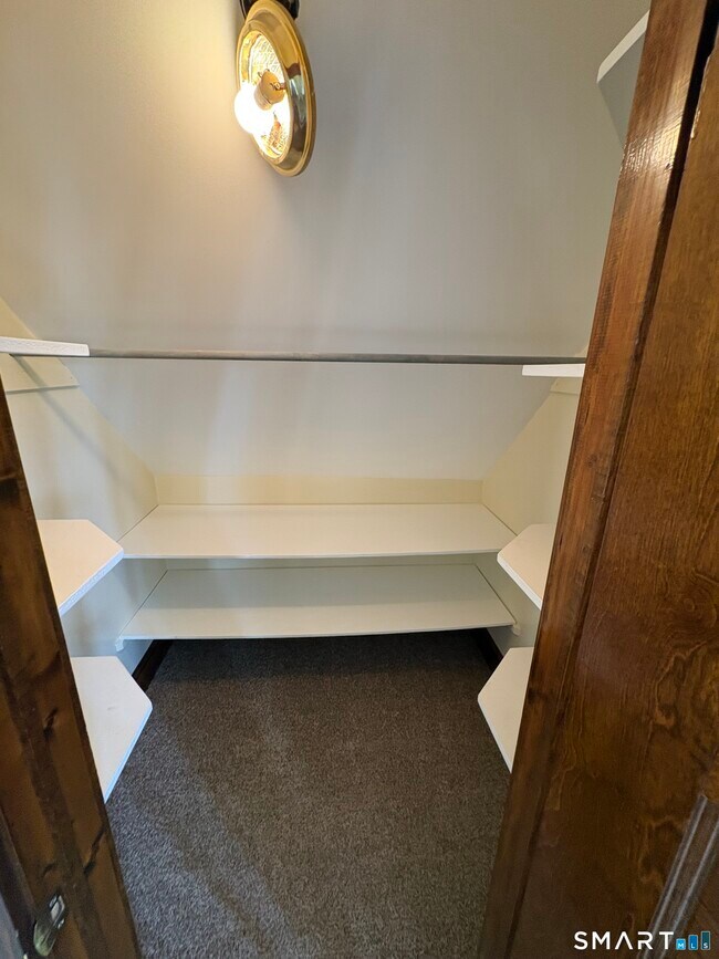 Building Photo - 689 Maplewood Ave