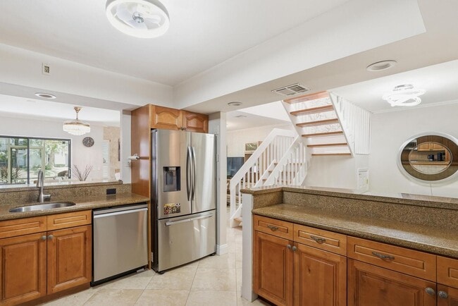 Building Photo - 6075 Glendale Dr
