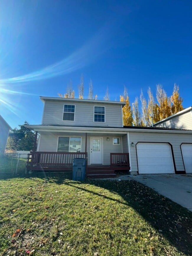 Building Photo - 3 Bedroom 2 Bathroom Centrally Located Tow...