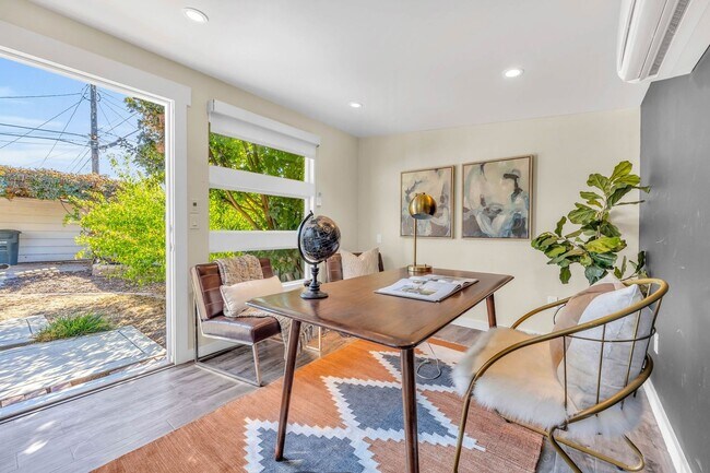 Building Photo - Stunning Single Family Home In Excellent L...