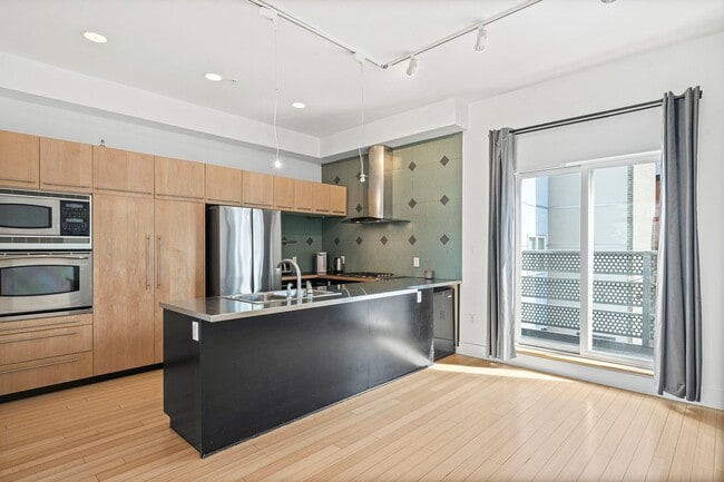 Building Photo - Modern 3BD, 3.5BA Five Points Townhome wit...