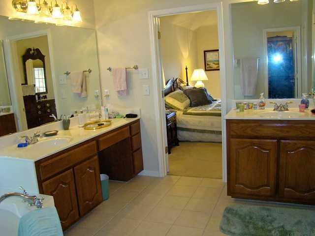 Building Photo - 10700 Pointe View Dr