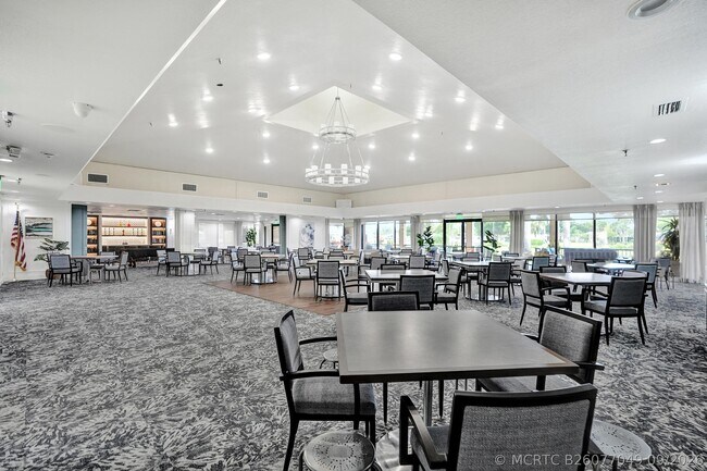 Building Photo - 5355 10th Fairway Dr