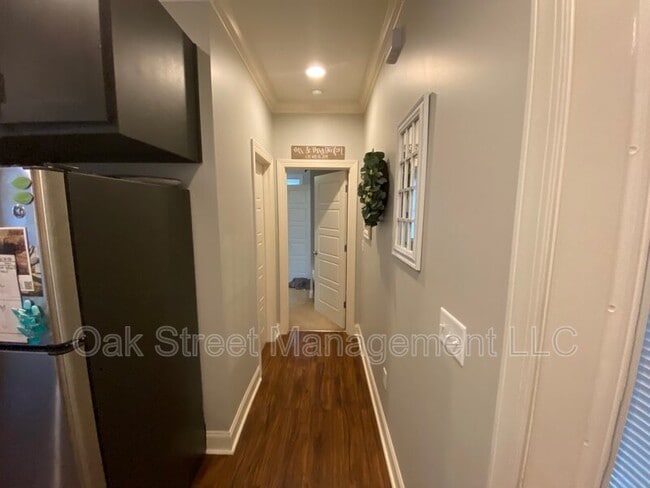 Building Photo - 36 Larchmont Ave