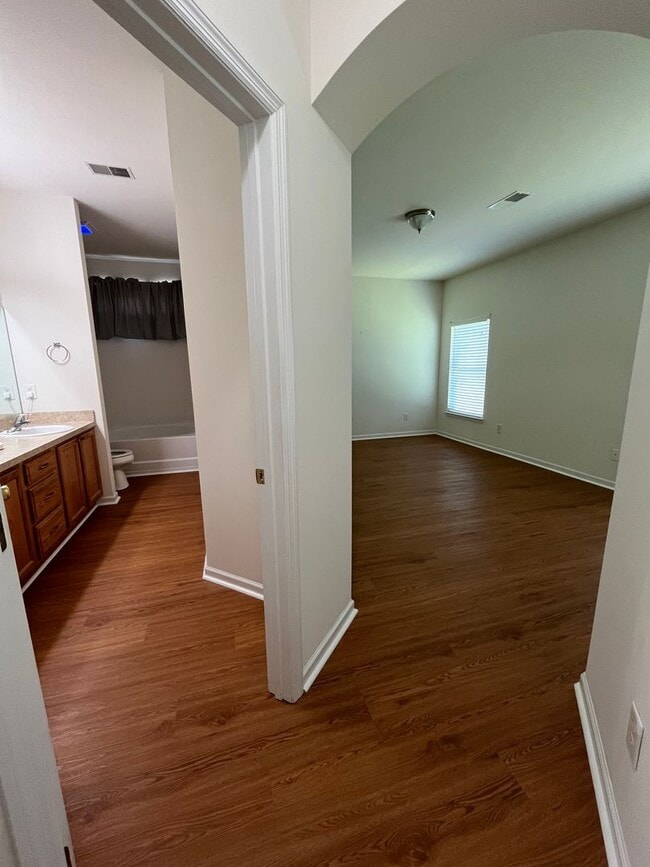 Building Photo - Beautiful 6 Bedroom, 3.5 Bath Home