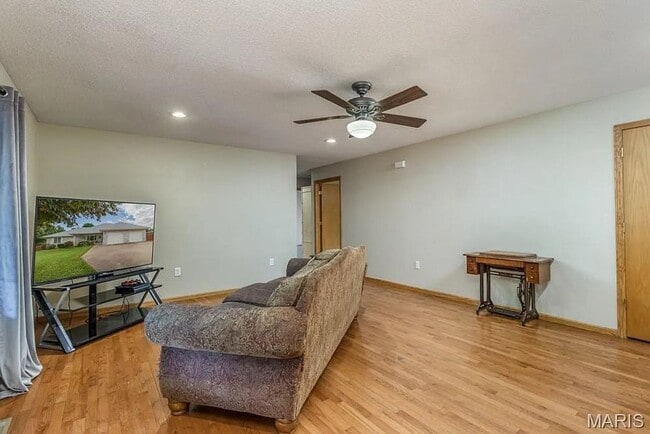 Building Photo - OCTOBER SPECIAL!!!!! 3 BEDS 2 BATH HOME