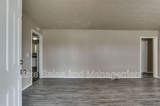 Building Photo - 3005 SW 52nd Pl