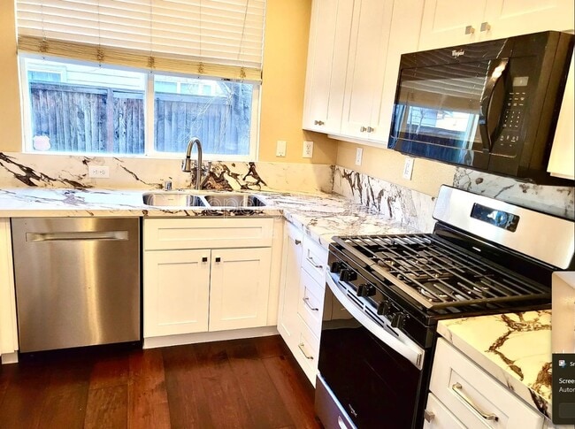 Building Photo - 453 Tulip Ct