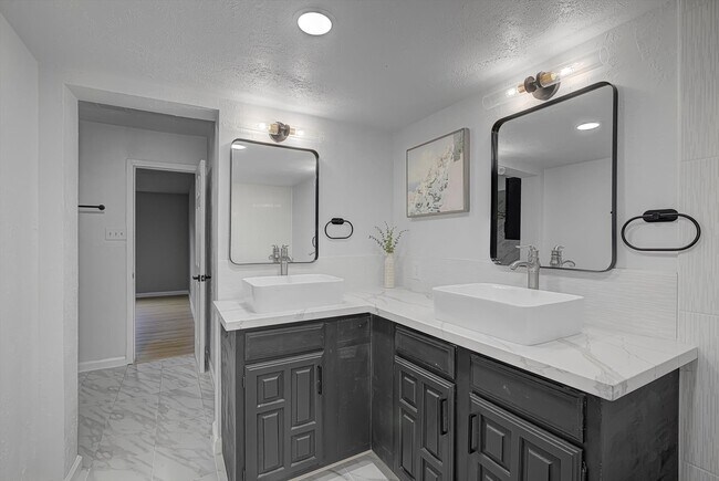 Building Photo - 15507 Sierra Valle Dr