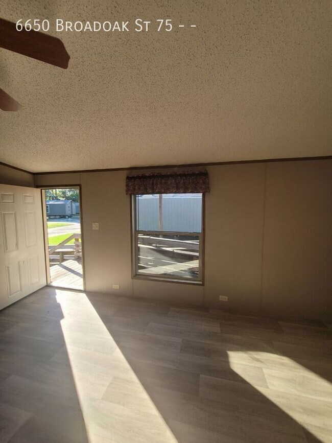 Building Photo - 6650 Broadoak St