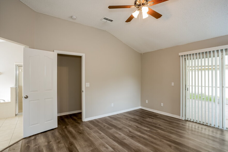 Building Photo - 10270 Oasis Palm Dr