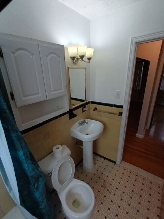 Building Photo - 3 bedroom/1.5 bath now available! $1300/mo!